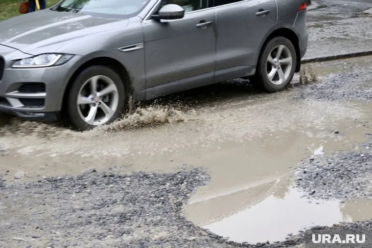 Дороге нет и года, а она уже развалилась, говорят местные (архивное фото) 