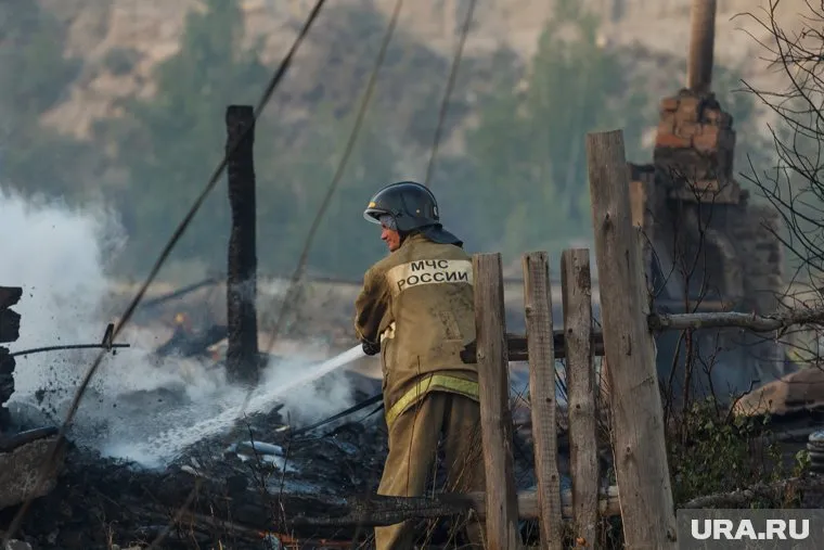 Пожарные продолжают бороться с пожарами в Челябинской области