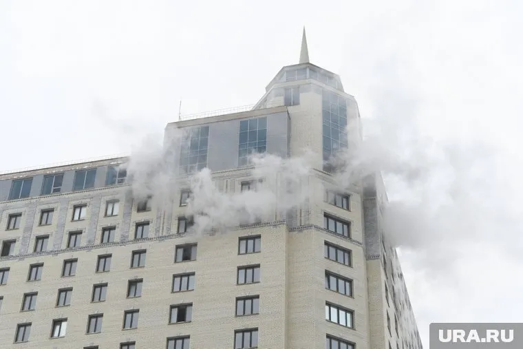 Спасатели продолжают проверять здание и эвакуировать находящихся внутри