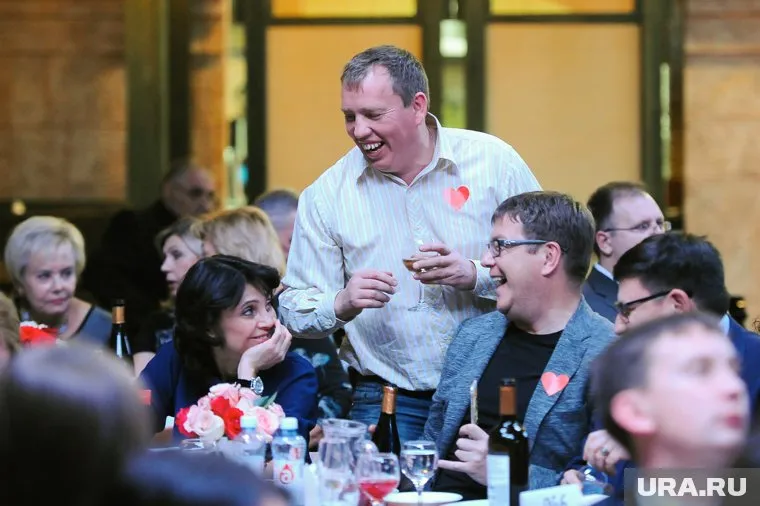 Алексей Севастьянов (в центре) подал документы в облизбирком