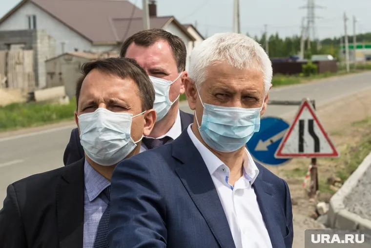 Сергей Бердников (справа) является сторонником жестких мер в борьбе с инфекцией