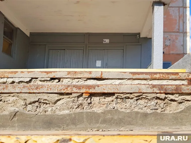 ЖКХ Нижневартовска объяснили жителям, почему ремонт крыльца пройдет в 2023 году