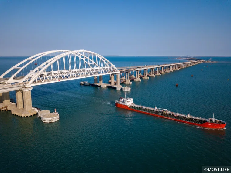 Автомобилисты стоят в пробках на Крымском мосту второй день подряд