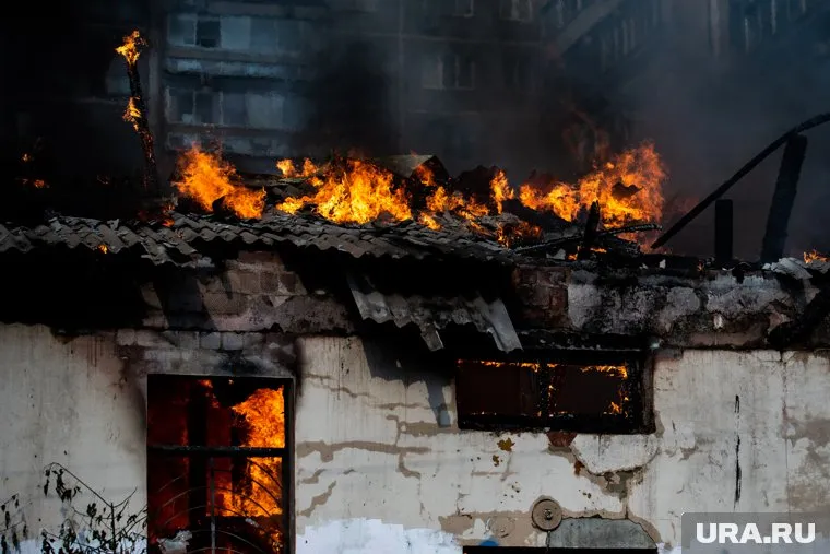 В Екатеринбурге начался пожар около школы №30