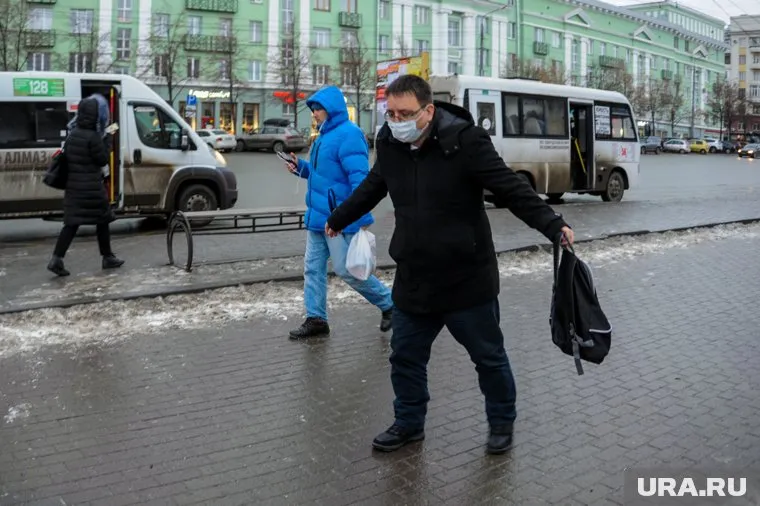 Жители города с трудом передвигаются по заледеневшим тротуарам