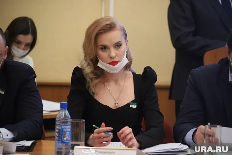 Депутат Анастасия Романович подарила кружки участникам соревнований по тхэквондо (архивное фото)