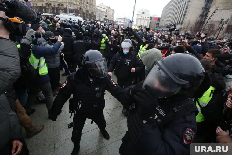 Полиция задержала подозреваемых в нападении на машину ФСБ с мигалкой в ходе беспорядков 23 января