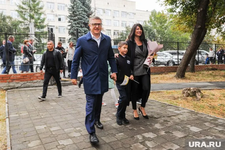 На фото Миша Текслер поступил в первый класс в Челябинске