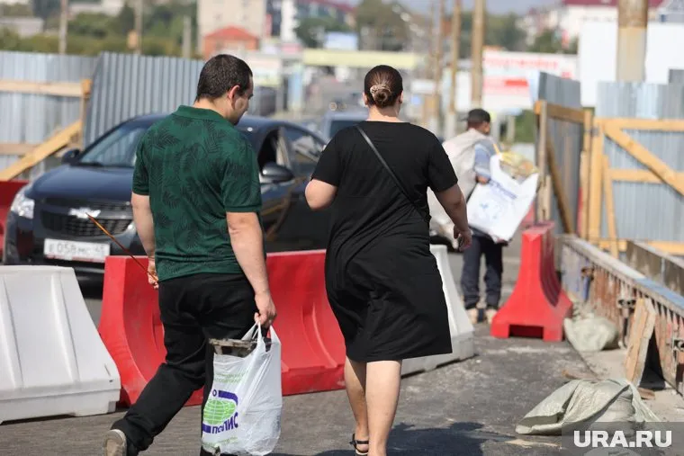 Некрасовский мост закрыт для пешеходов, но люди продолжают им пользоваться
