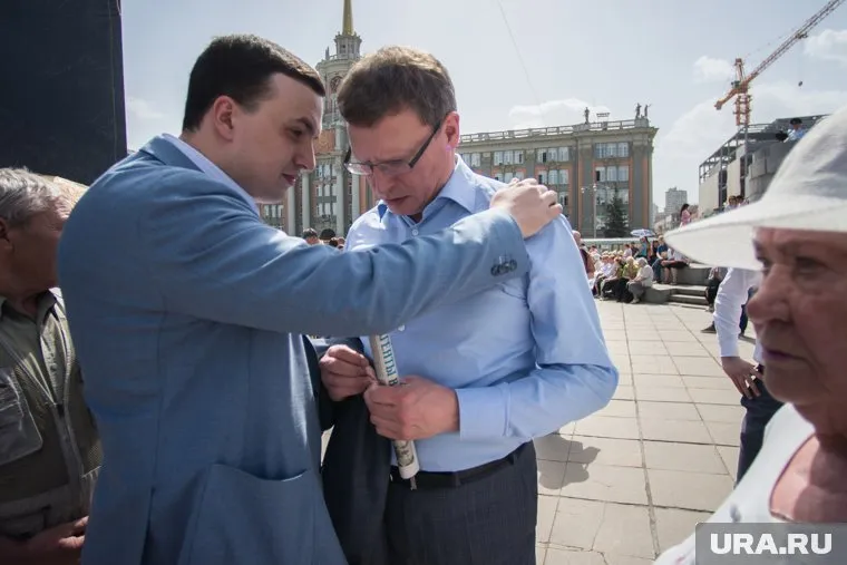 За спиной справедливоросса  Александра Буркова (справа) и его однопартийцев эксперты увидели денежные интересы мэрии Екатеринбурга и ее серого кардинала, Владимира Тунгусова