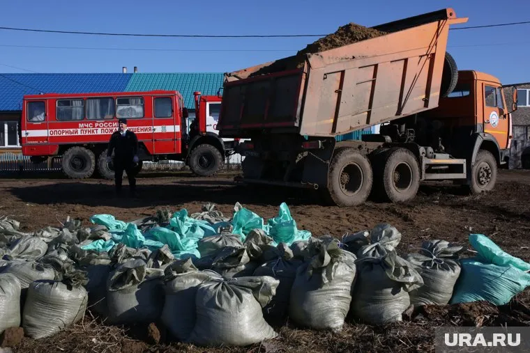 Песок и мешки с ним у дома уложили таким образом, что паводок уничтожит строение (архивное фото)