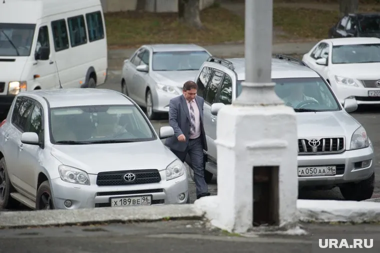 Экс-кандидат Александрин-младший первым стал получать оскорбления от женщины