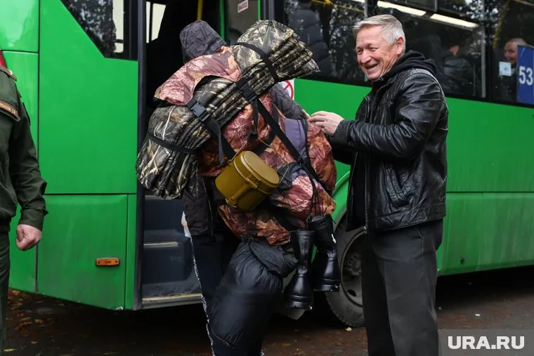 Провожать бойцов пришли их родственники и друзья