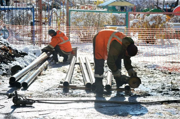 Работа аварийной бригады на месте коммунальной аварии. Челябинск