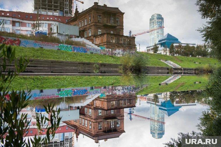 Мэрия Екатеринбурга избавляется от исторического памятника на набережной Исети