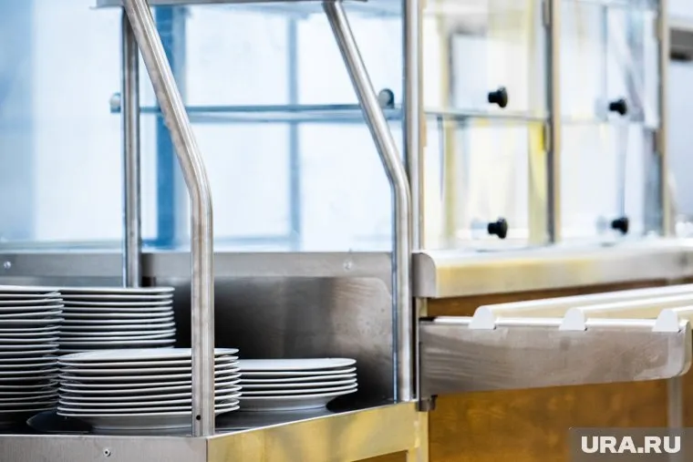 Из-за закрытых столовых рабочие завода остались без обеда