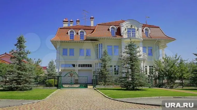 Кирпичный дом 2012 года с немецкой кровельной черепицей построен по индивидуальному проекту