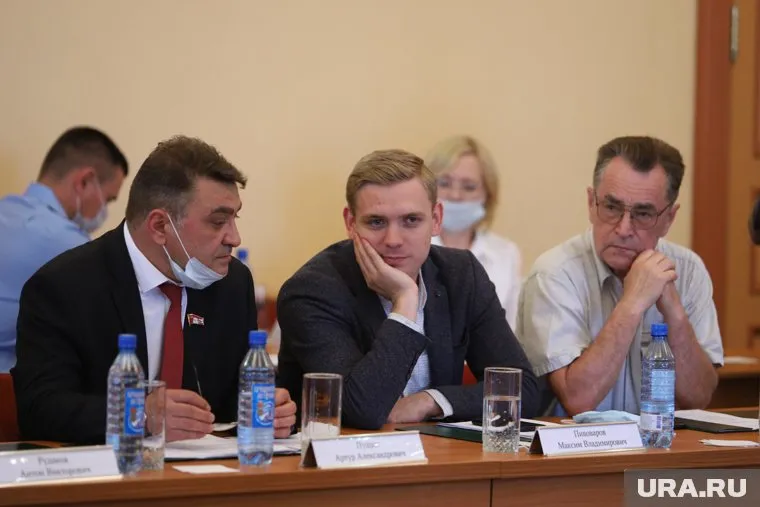 В КПРФ не планируют поднимать вопрос о лишении мандата Максима Пивоварова (в центре фото)