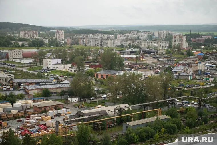 Маленькую мирную Нижнюю Туру изнутри раздирают противоречия. Так, чиновник мэрии работает от имени частной компании и требует миллиард с крупнейшего в регионе инвестора