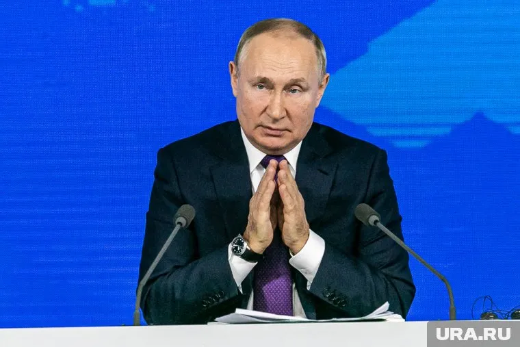 Владимир Путин потеряет авторитет, если нападет на Украину, считает автор газеты The Telegraph Кон Кафлин