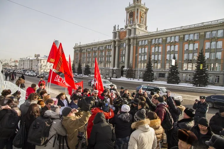 Митинг Дети Войны против сноса памятника Орден Ленина. Мозги - Якобу.Екатеринбург