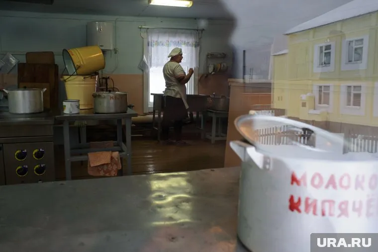 По словам дочери одной из сотрудниц, кухонные работники уже второй раз остаются без положенной премии