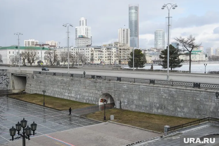 Автомобиль слетел с моста на проспекте Ленина