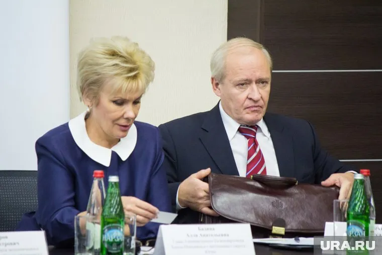 Алла Бадина продолжает ждать губернаторского решения, а Борису Саломатину перекрыли дорогу в Совфед