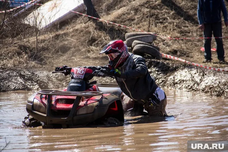 Мужчине не смог самостоятельно вытащить застрявший в грязи квадроцикл (архивное фото)
