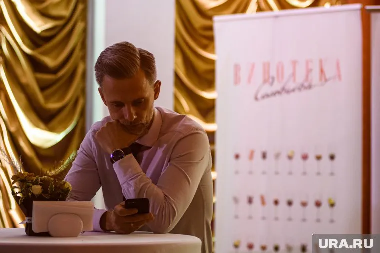 Пользователи банков могут столкнуться с повышением комиссий, считает Анатолий Бажак
