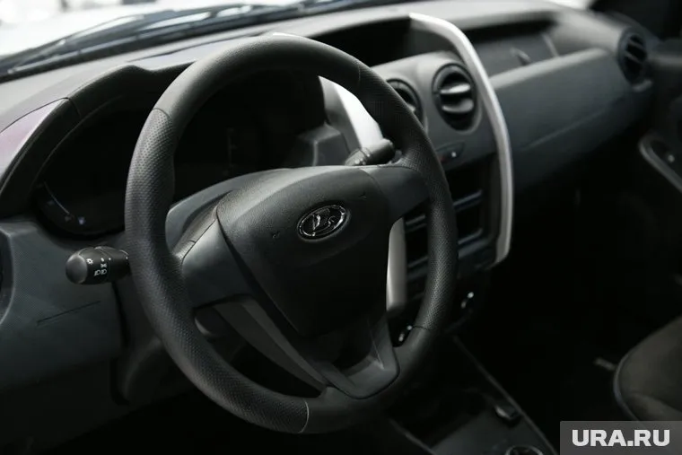 Автомобили Lada Vesta могут отозвать из продажи из-за бракованного руля