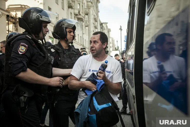 Во время летних протестов в Москве один из участников акции бросил в полицейского пластиковый стаканчик