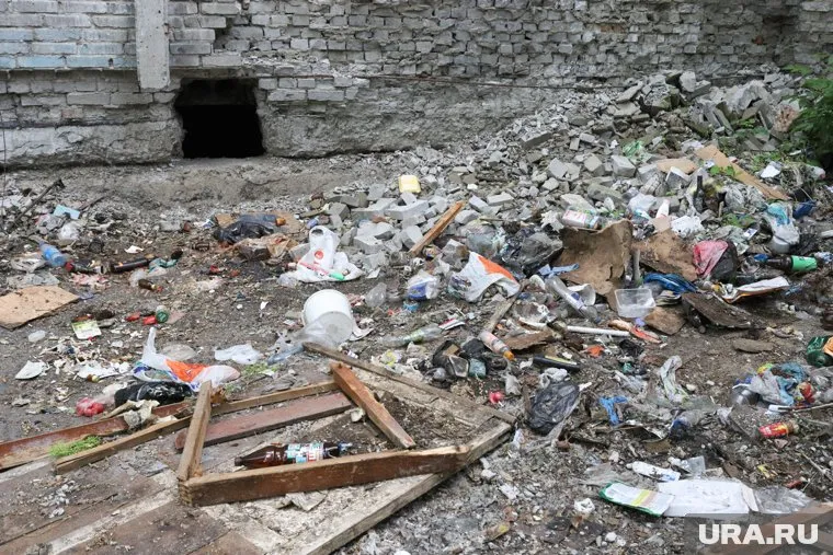 На «трупе» висит табличка с надписью «Он бросал мусор»