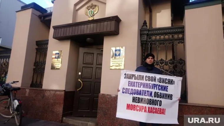 Активисты также проводили одиночные пикеты у зданий силовиков