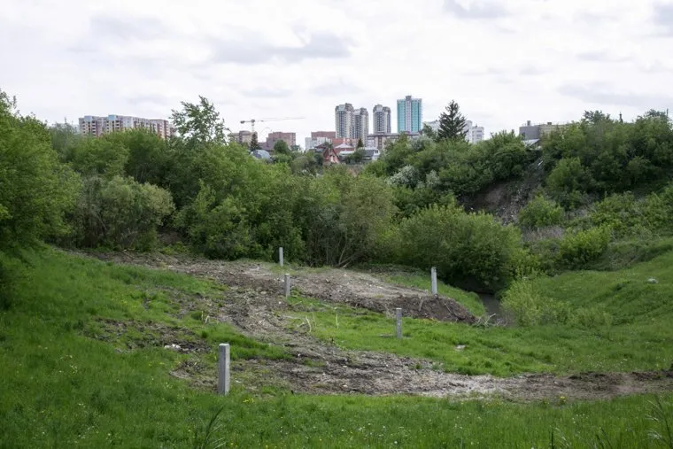 Лог , на месте которого хотят построить общежитие ТюмГУ. Покосившийся дом по ул. Беляева, который не могут сдать в эксплуатацию. Тюмень