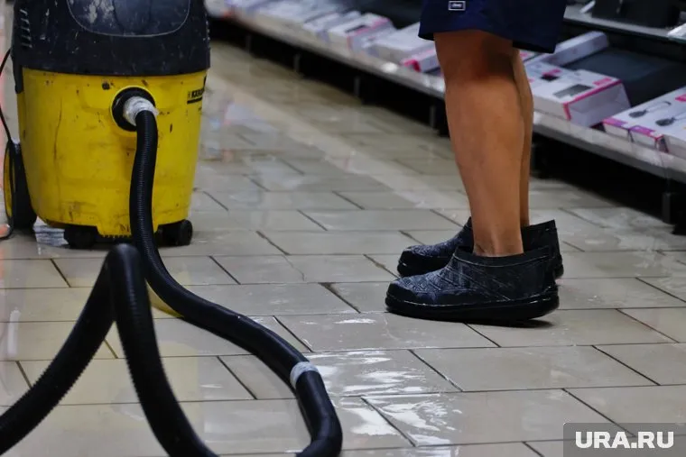 В Заозерном затопило ТЦ «Кубик»