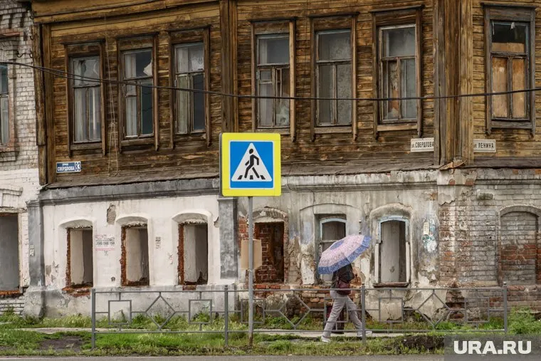 Мальчик выбежал на пешеходный переход на красный свет