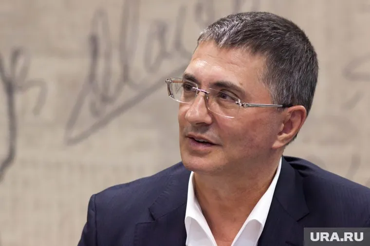 Александр Мясников отметил, что маски мало что дают, но призвал продолжать их носить