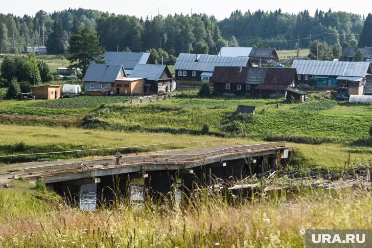 Жители деревни Арасланова вынуждены пользоваться аварийным мостом (архивное фото)