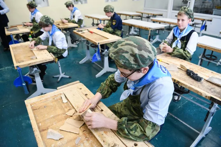 Школьные поделки из елей , спиленных у мэрии Екатеринбурга. Екатеринбург