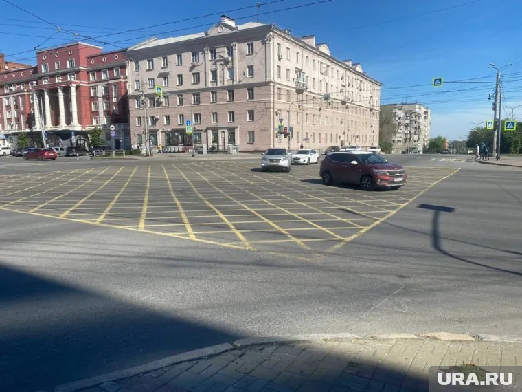 Останавливаться на такой разметке более чем на пять секунд категорически запрещено 