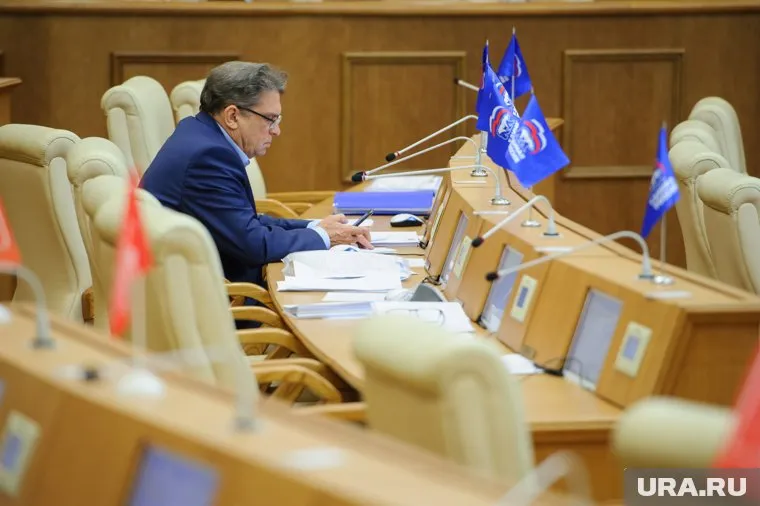 Ряды единороссов обновятся минимум на четверть