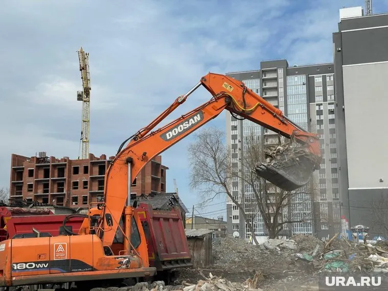 В Кургане сносят аварийные дома рядом с набережной