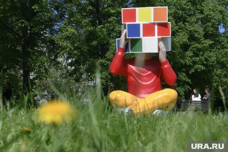 Вес скульптуры составляет около 150 кг