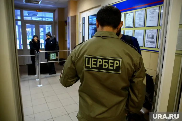 Мэрия Перми велела усилить меры безопасности в школах, но кое-где явно перестарались