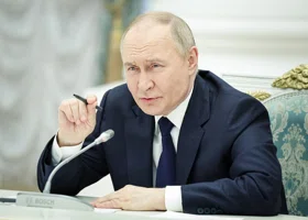 Путин вспомнил, как один из друзей Михалкова облил его вином