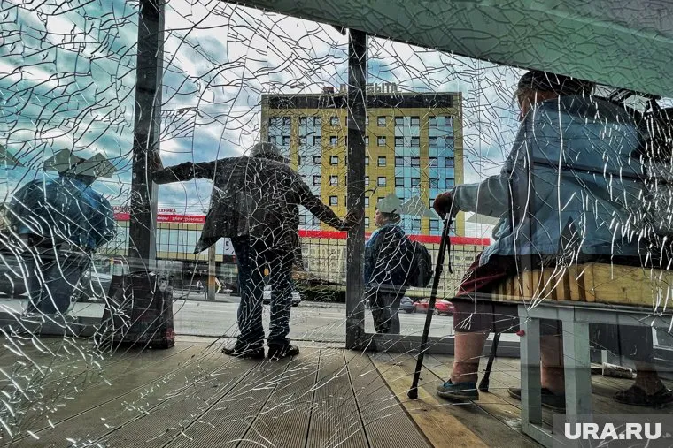 Вандалы разбили стекло на остановке в Заозерном (архивное фото)