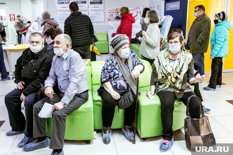 Инфекционист переживает, что половина населения перестала носить маски