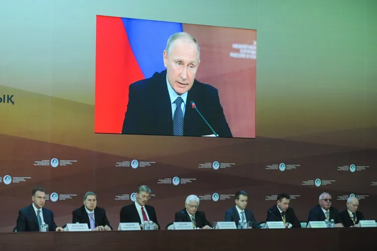 Российско-Казахстанский форум межрегионального сотрудничества с участием Владимира Путина и Нурсултана Назарбаева. Челябинск, путин на экране