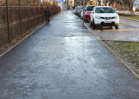 Пермских водителей и пешеходов предупредили о гололедице